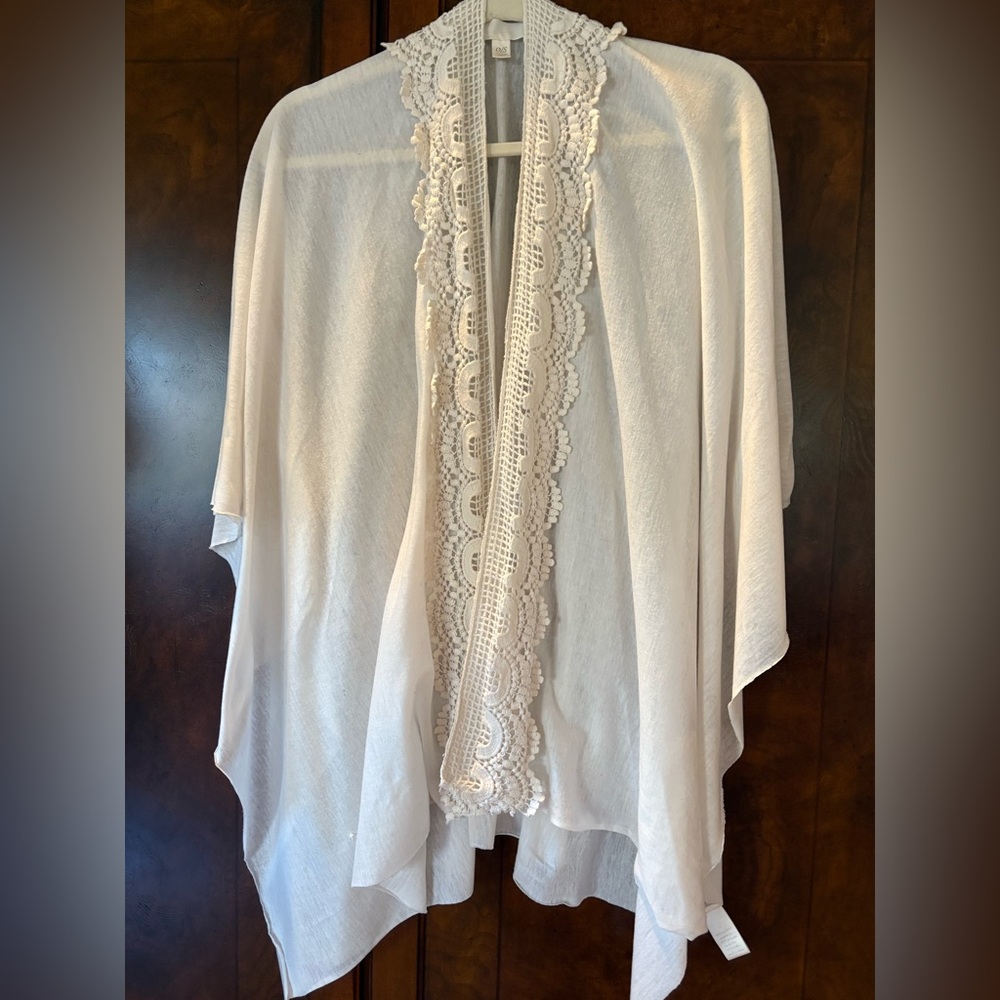 Elegant White Lace Trim Kimono